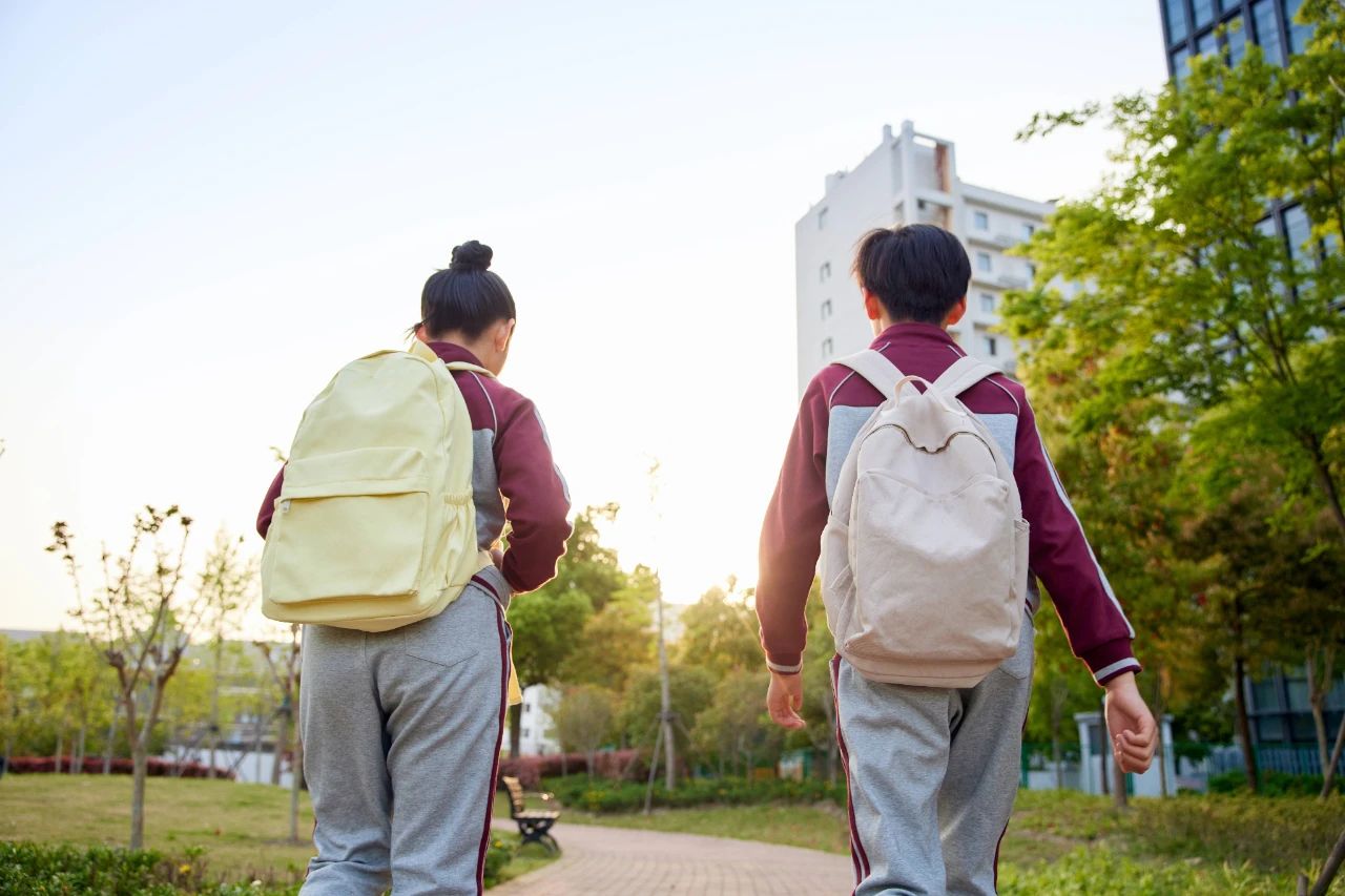 人到中年为子女赴港进修移民，值吗？